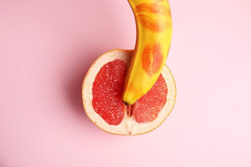 Flat lay composition with fresh banana and grapefruit on pink background. Sex concept – Bild: Shutterstock /​ Shutterstock /​ Copyright (c) 2019 New Africa/​Shutterstock. No use without permission.