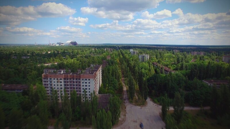 Die Sperrzone um das Atomkraftwerk Tschernobyl. Im Vordergrund die verlassene Stadt Pripyat, im Hintergrund der Ungl?cksreaktor von Tschernobyl. – Bild: ZDF und Alexander Detig/​Alexander Detig
