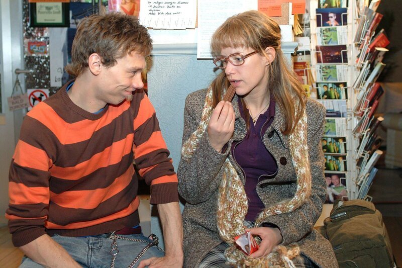 Auf den Schreck erst einmal Schokolade: Lisa (Alexandra Neldel, r.) bittet Jürgen (Oliver Bokern, l.), sich die peinlichste Situation auszumalen, die er sich vorstellen kann … (Dieses Foto von Alexandra Neldel darf nur in Zusammenhang mit der Berichterstattung über die Serie „Verliebt in Berlin“ veröffentlicht und verbreitet werden.) – Bild: SAT.1 /​ Monika Schürle Eigenproduktionsbild frei