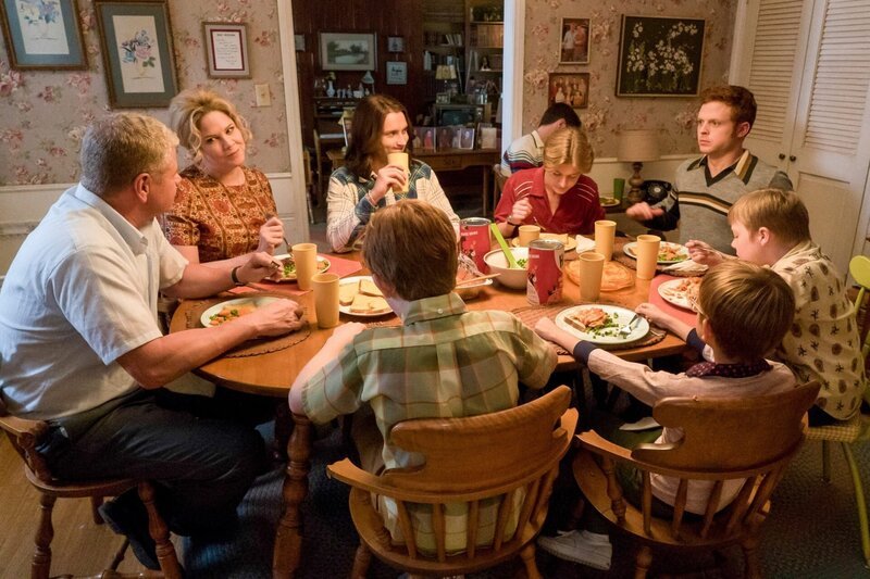 (v.li.): Michael Cudlitz (Mike Cleary), Mary McCormack (Peggy Cleary), Sam Straley (Lawrence), Christopher Richards (Joey), Caleb Foote (Eddie), Andy Walken (William). – Bild: ORF/​Disney/​ABC/​Richard Cartwright