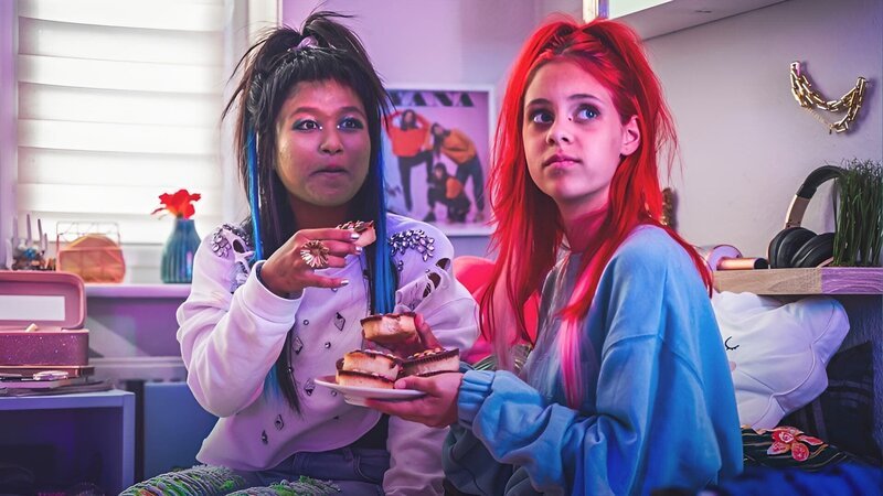 Massuda (Tisa Pharischad Khumyim, li.) und Elly (Nelly Borodina) feiern das Leben und essen Muffins. – Bild: mdr/​Saxonia Media/​Thomas Dietze