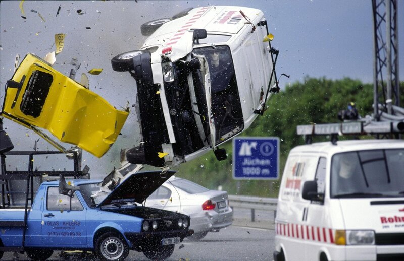 Der VW-Bus der flüchtenden Gangster hebt über einem ADAC-Helfer ab. Ein nachfolgender LKW schafft es nicht mehr zu bremsen und crasht in das Ende der Unfallstelle … – Bild: RTL