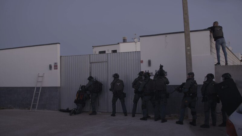Den Spezialeinheiten gelingt ein Zugriff: Ein Narco-Kartell-Mitglied kann festgenommen werden. – Bild: ZDF und Luise Schroeder./​Luise Schroeder