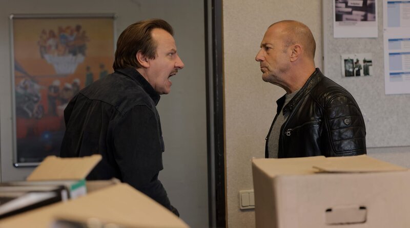 Winni Karls (Ronald Kukulies, l.) und Ingo Thiel (Heino Ferch, r.) geraten während der Ermittlungen aneinander. – Bild: ZDF und Tom Trambow.