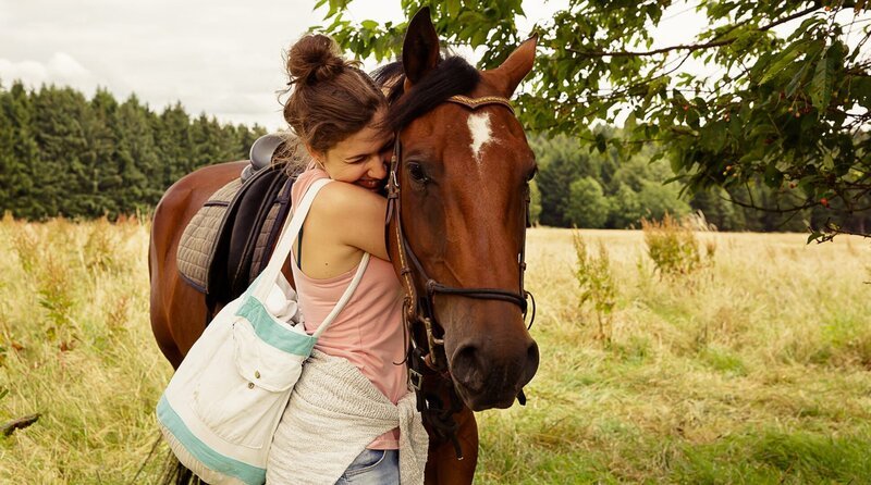 Jenny (Amina Merai) und ihr Pferd Leonis sind wieder vereint. – Bild: WDR/​Andrea Hansen