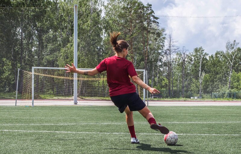Girl kick the ball at the football stadium – Bild: Shutterstock /​ Shutterstock /​ Copyright (c) 2017 Alexander Kochkin/​Shutterstock. No use without permission.