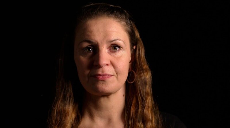 Svenja Beck hatte lange gebraucht, die Kraft zu finden, sich von ihrem gewalttägigen Partner zu trennen. Geblieben sind Narben und Erinnerungen an die traumatisierende Brutalität bis hin zu den beiden Femizid-Versuchen. Daraus hat sie den festen Willen entwickelt, dieses Martyrium öffentlich zu machen und aufzuzeigen, wie es zu dem psychischen Druck und den Gewaltexzessen kommt. – Bild: ZDF und HR. Svenja Beck hatte lange gebraucht, die Kraft zu finden, sich von ihrem gewalttägigen Partner zu trennen. Geblieben sind Narben und Erinnerungen an die traumatisierende Brutalität bis hin zu den beiden Femizid-Versuchen. Daraus hat sie den festen Willen entwickelt, dieses Martyrium öffentlich zu machen und aufzuzeigen, wie es zu dem psychischen Druck und den Gewaltexzessen kommt. – Bild: ZDF und HR.