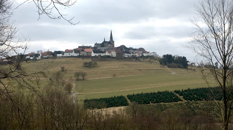 Das Leben im Hamsterrad: Die einen machen ein Vermögen, die anderen schuften zum Billiglohn. Was ist unsere Arbeit noch wert und wo liegt die Schmerzgrenze? Persönliche Einblicke geben in diesem Film der Milliardär Reinhold Würth und eine seiner Fabrikarbeiterinnen, der Start-up-Unternehmer Niklas Östberg und eine seiner Fahrradkurierinnen, sowie der Jungbauer Bertram Dohle aus dem Sauerland. – Kallenhardt trotzt dem Weltmarkt. – Bild: BR/​DOKfilm/​rbb
