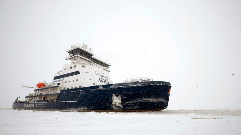 Der Eisbrecher „Polaris“ patrouilliert durch den Bottnischen Meerbusen. In der Winterzeit befreit er festsitzende Frachter aus dem Eis. – Bild: phoenix/​ZDF/​Cedric Schmid