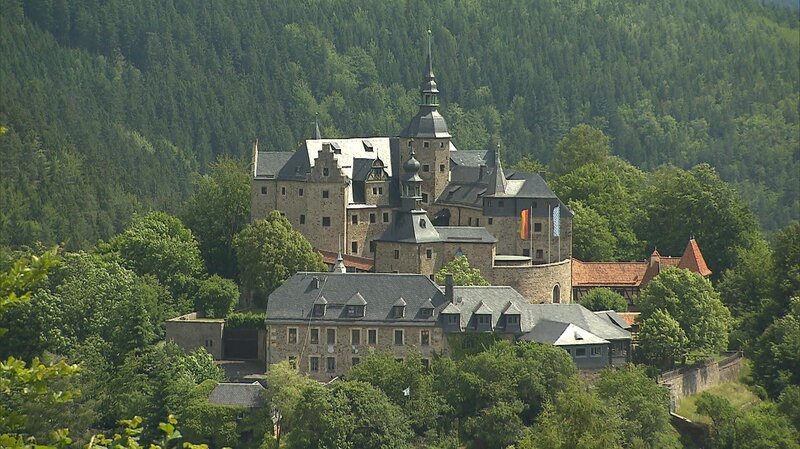 Die Burg Lauenstein im obersten Oberfranken war im Besitz des sächsischen kurfürstlichen Rates Friedrich von Thüna, der maßgeblich an der fingierten Entführung Luthers auf die Wartburg beteiligt war. – Bild: BR