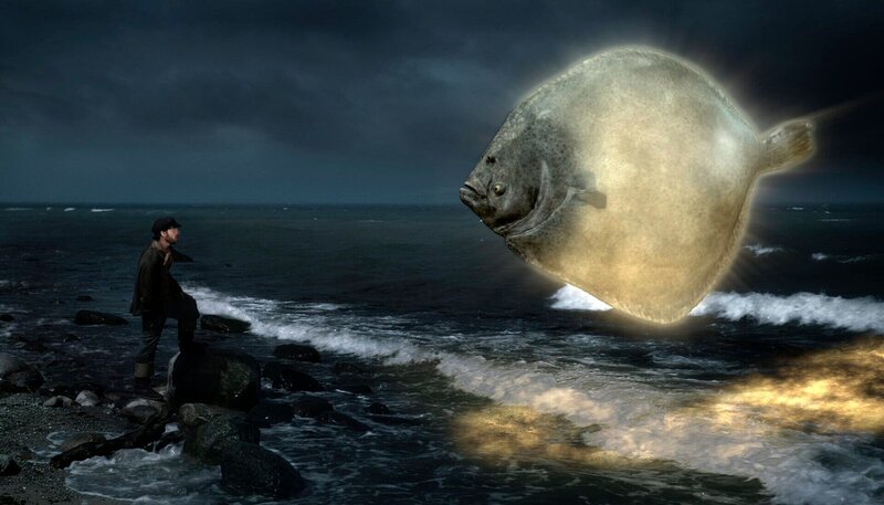  … myne Fru de Ilsebill will nich so as ik wol will – der Fischer (Fabian Busch) muss dem Butt sagen, dass seine Frau Papst sein will. – Bild: NDR/​Zeiglerfilm/​Felix Cramer