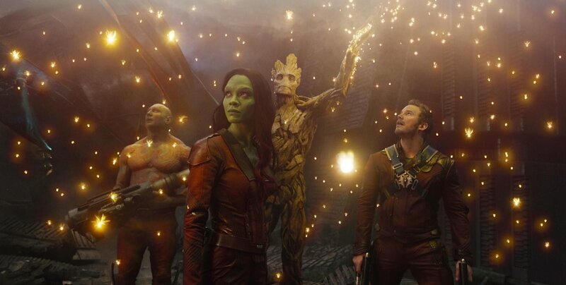 Drax (Dave Bautista, l.), Gamora (Zoe Saldana) und Peter Quill (Chris Pratt, r.) sind beeindruckt von den magischen Kräften ihres Gefährten Groot (Vin Diesel). – Bild: RTL /​ ©2017 Marvel