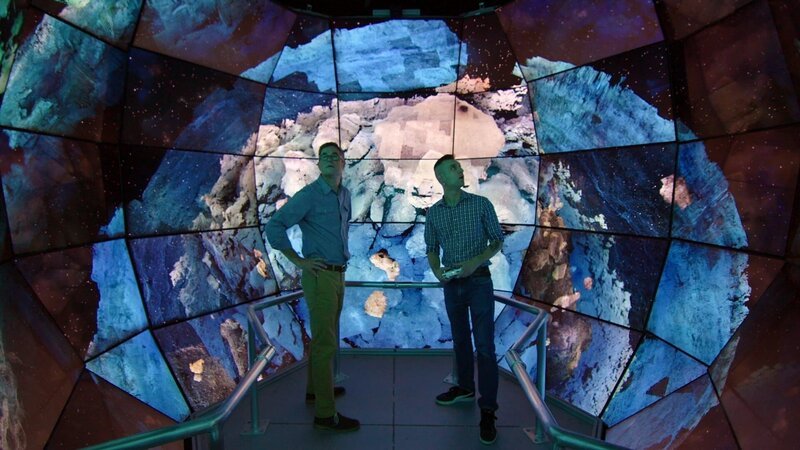 Archaeologist, Dr. Dominique Rissolo and Visualization Engineering Technician, Joel Polizzi stand in the Qualcomm Institute’s SunCAVE, at the University of California, San Diego. (National Geographic/​Mark Molesworth) – Bild: Mark Molesworth /​ National Geographic/​Mark Molesworth /​ National Geographic