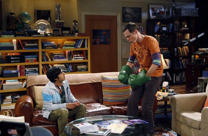 Während Leonard und Howard ein Doppeldate mit Penny und Bernadette haben, bequatschte Raj (Kunal Nayyar, l.) Sheldon (Jim Parsons, r.), mit ihm auszugehen, um eine Frau kennenzulernen … – Bild: Warner TV Comedy