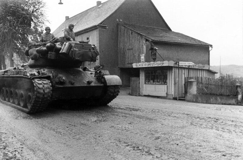 „Andenkenladen in Baumholder“ Aus jeder Scheune machten die Baumholderer in den 1950er Jahren eine Bar oder einen Souvenirshop. Sie hatten schnell verstanden, wie Marketing funktioniert: Ein „Black Forest Shop“ in der Pfalz. – Bild: MDR/​SWR/​Sammlung Museum Goldener Engel