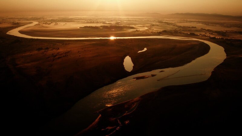 DOK Sonntag: Brahmaputra – Der grosse Fluss vom Himalaya (3/​3) Mäandernder Brahmaputra im Küstendelta Copyright: SRF/​ORF – Bild: SRF/​ORF