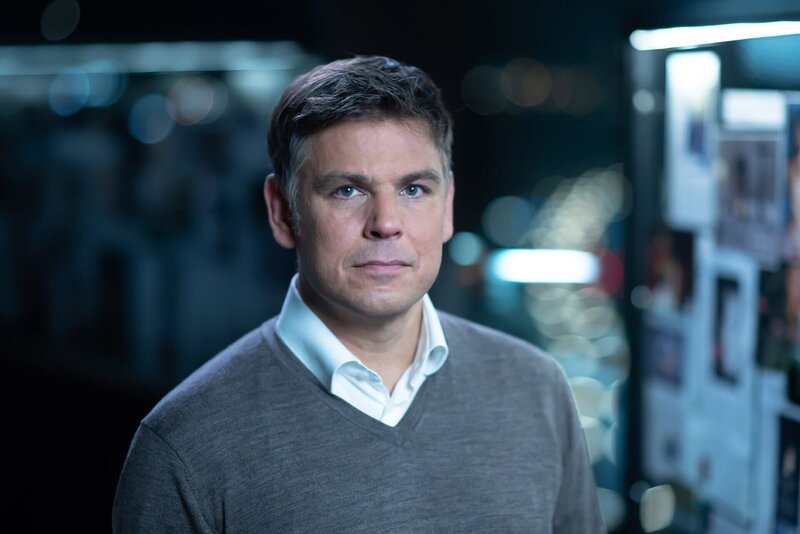 Moderator Dr. Claas T. Buschmann von der Charité in Berlin, Oberarzt Rechtsmedizin – Bild: TVNOW /​ Spiegel TV