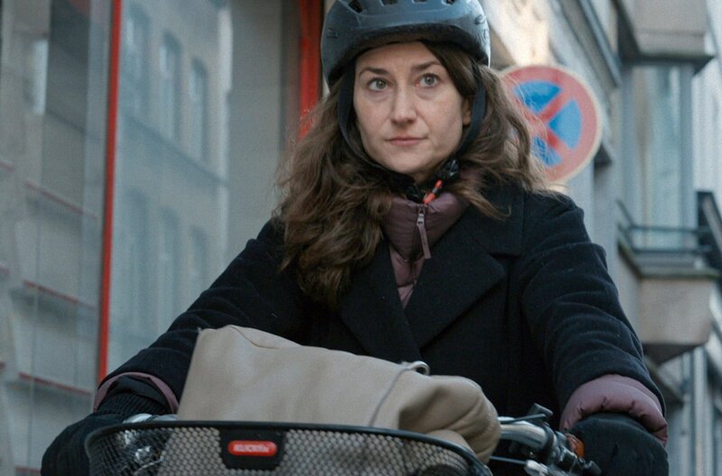 Lara Wolters auf dem Weg zum Parlament – Bild: Zadig Productions/​Factstory /​ © Zadig Productions/​Factstory