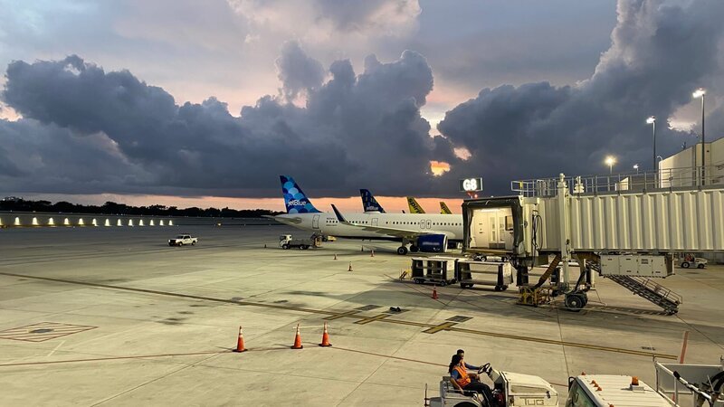 Mehrere Flugzeuge reihen sich hinter einer abgetrennten Fluggastbrücke auf dem Rollfeld des Miami International Airport auf. (National Geographic) – Bild: National Geographic /​ National Geographic