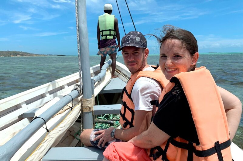 Im Smaragdmeer von Madagaskar machen die Passagiere Daniela und Nicolas Bekanntschaft mit der bunten Unterwasserwelt des Indischen Ozeans. – Bild: BR/​Bewegte Zeiten Filmproduktion GmbH/​Gerrit Mannes