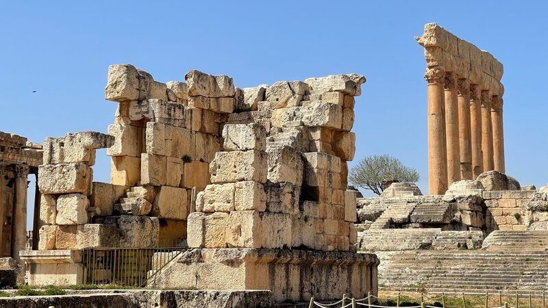 Die römischen Tempelanlagen von Baalbek, im heutigen Libanon, zählen zu den monumentalsten der Welt. – Bild: ZDF und Friedel Klütsch./​Friedel Klütsch