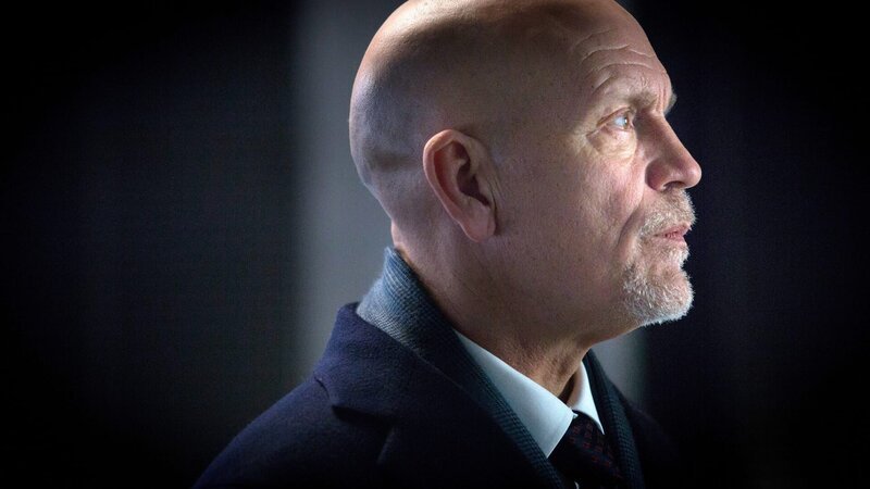 Bob Hunter (John Malkovich) benötigt dringend eine Verhörspezialistin. – Bild: ZDF und Larry D. Horricks./Larry D. Horricks Bob Hunter (John Malkovich) benötigt dringend eine Verhörspezialistin. – Bild: ZDF und Larry D. Horricks./Larry D. Horricks