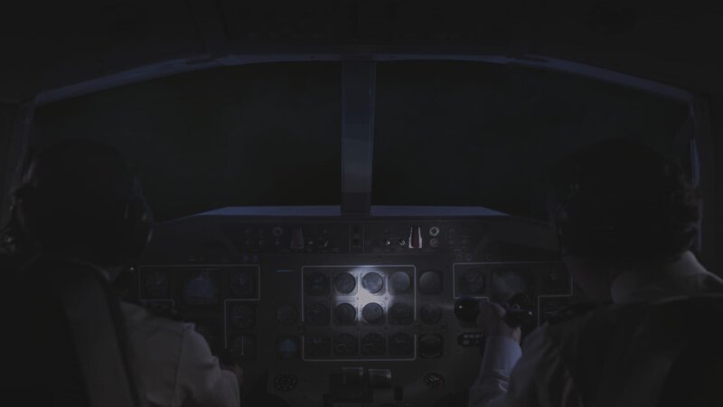 REENACTMENT – Die Piloten von Air Illinois 710 verlieren schnell den Strom und versuchen verzweifelt, ihr Flugzeug zu landen, während es stockdunkel ist. (Cineflix 2021) – Bild: Darren Goldstein /​ Cineflix/​Darren Goldstein /​ Cineflix
