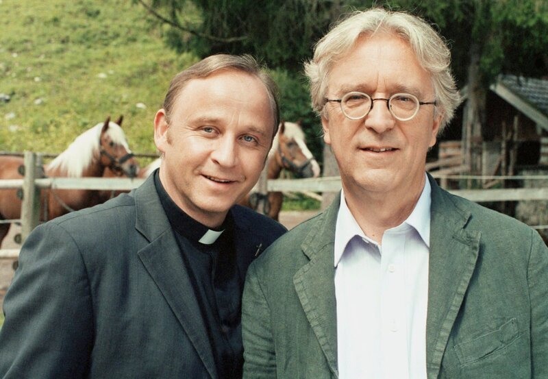 Rechtsanwalt Konrad Mair (Gerd Anthoff, re) und sein bester Freund Pfarrer Hubertus (Alexander Held). – Bild: WDR/​Degeto/​Hans Seidenabel
