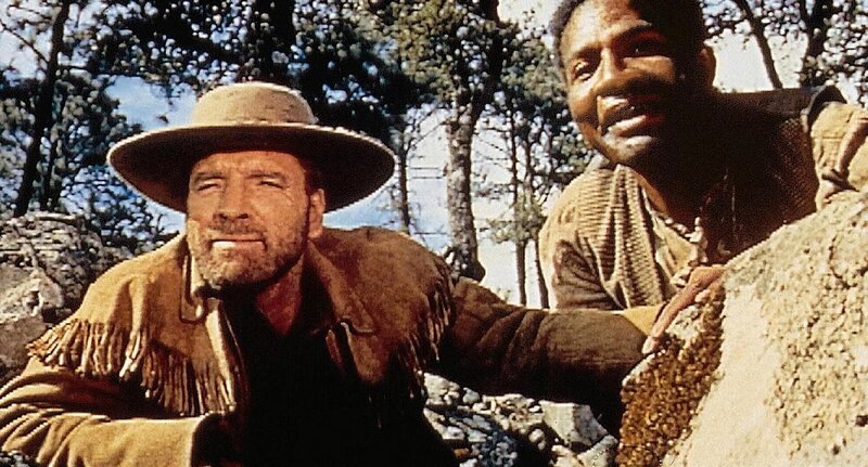 Der Pelztierjaeger Joe Bass (Burt Lancaster) und der entlaufene Sklave Joseph Winfield Lee (Ossie Davis) beobachten Indianer … – Bild: Kabel Eins Classics