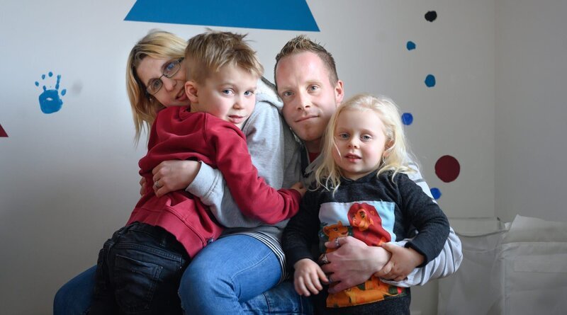 Lili (l) und Sven mit ihren Kinder Finn und Joleen (r) in ihrer neuen Wohnung in Stade. – Bild: ZDF und WDR/​Thekla Ehling.