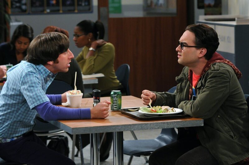 Leonard lädt Bernadette ein, sich in seinem Labor umzusehen. Howard (Simon Helberg, l.) ist eifersüchtig und fängt deswegen in der Cafeteria einen Streit mit Leonard (Johnny Galecki, r.) an … – Bild: Warner TV Comedy