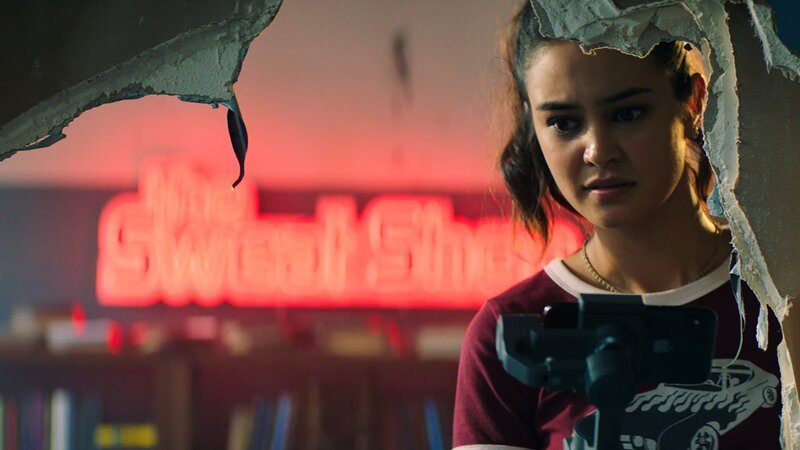 Reporterin Ava Brooks (Courtney Eaton) macht eine Entdeckung. – Bild: ZDF und Brian Douglas./Brian Douglas Reporterin Ava Brooks (Courtney Eaton) macht eine Entdeckung. – Bild: ZDF und Brian Douglas./Brian Douglas