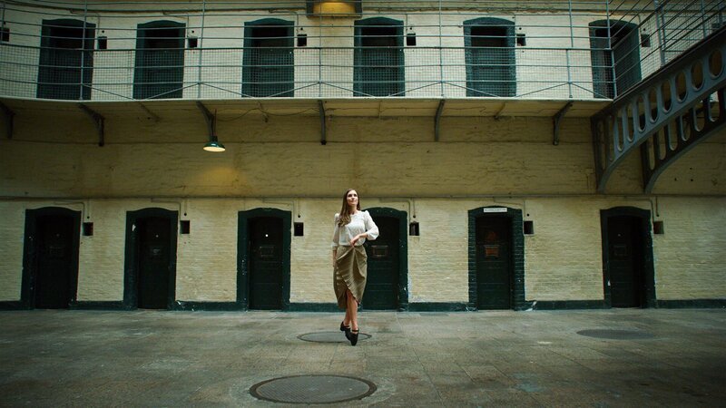 Siobhán Manson zeigt, wie irische Gefangene in den englischen Gefängnissen getanzt haben, um zu zeigen: Ihr werdet uns nicht einschüchtern! – Bild: ZDF und BR Siobhán Manson zeigt, wie irische Gefangene in den englischen Gefängnissen getanzt haben, um zu zeigen: Ihr werdet uns nicht einschüchtern! – Bild: ZDF und BR