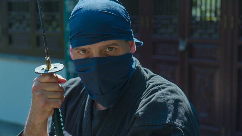 Vermummt und immer im Schatten bewegten sich Ninjas blitzschnell auf ihre Opfer zu. – Bild: ZDF und Marc Francke.
