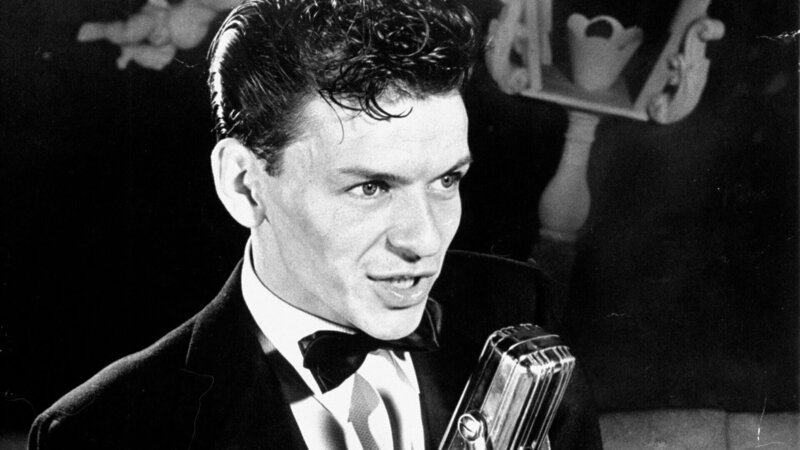 Der 25 jährige Frank Sinatra singt „As Time Goes By“ im Riobamba Nachtclub in New York. – Bild: ORF/​3dd Productions/​Herbert Gehr/​Time Life Pictures/​Getty Images