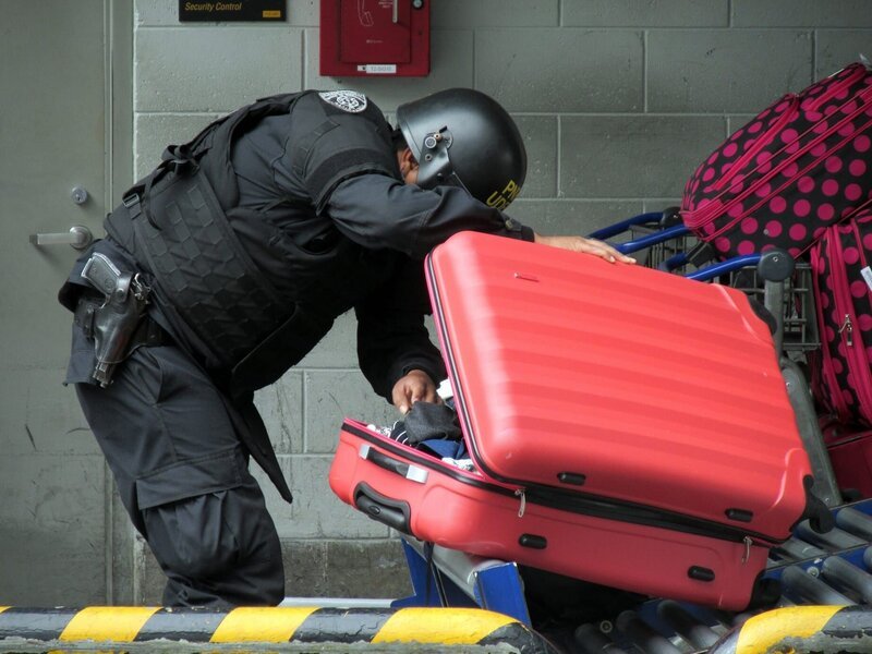 Jeden Tag kämpfen die Polizeibeamten am Flughafen in Peru gegen den Drogenhandel und andere Verbrechen. – Bild: port.hu