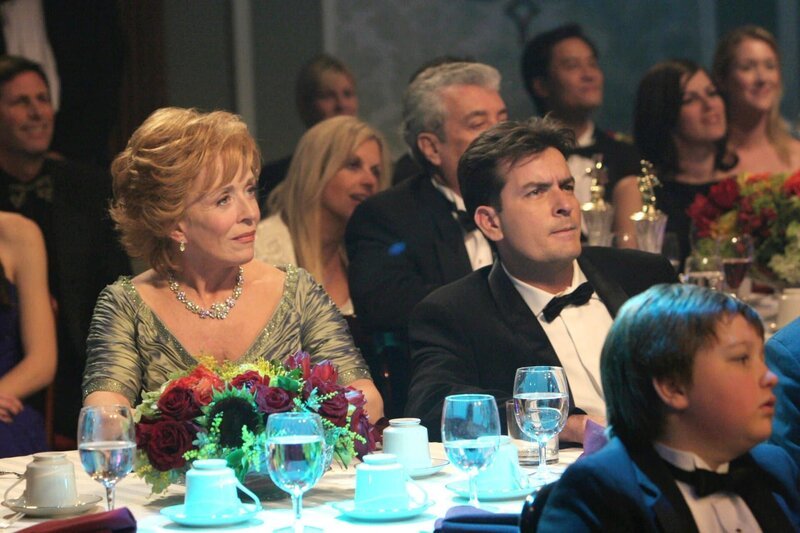 Holland Taylor, Charlie Sheen – Bild: PLURIMEDIA (Warner Bros)
