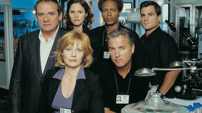 Das CSI-Team: (hinten v.l.) Capt. Jim Brass (Paul Guilfoyle), Sara Sidle (Jorja Fox), Warrick Brown (Gary Dourdan), Nick Stokes (George Eads), (vorne) Catherine Willows (Marg Helgenberger) und Gil Grissom (William Petersen). – Bild: MG RTL D /​ CBS