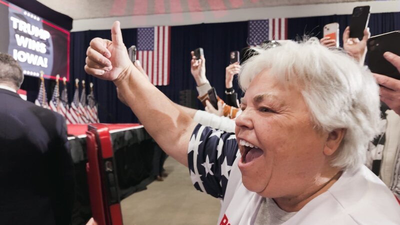 Trump Superfan Sharon Anderson bei den Vorwahlen in Iowa. – Bild: ZDF und Storyhouse /​ Uri Shwartz.