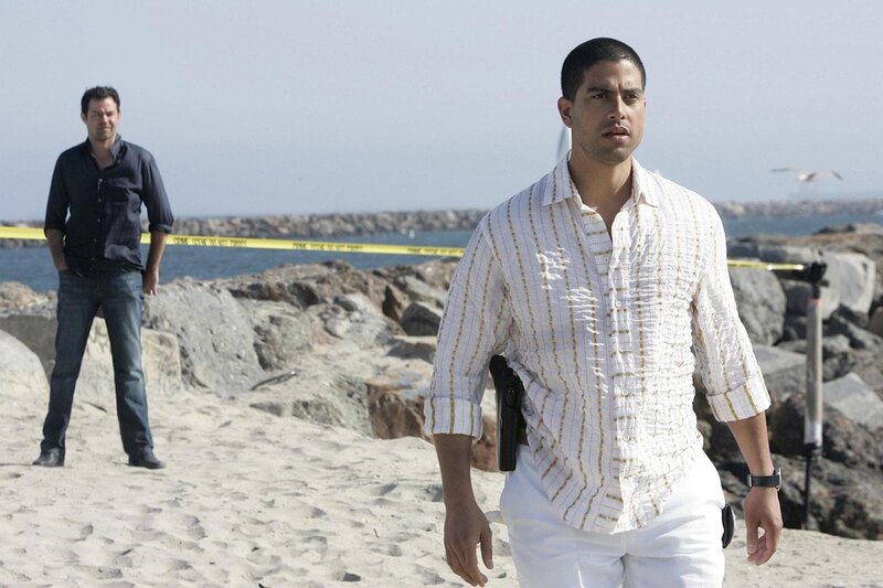 Eric Delko (Adam Rodriguez, r.) erhält bei dem neuen Fall geheimnisvolle Hilfe von seinem totgeglaubten Kollegen Tim Speedle (Rory Cochrane). Aber kann das wirklich sein? – Bild: RTL