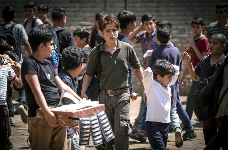 Als Ali (Rouhollah Zamani, M.) an der „Sun School“ aufgenommen wird, kann er mit seinen Freunden beginnen, nach dem Schatz unter der Schule zu graben. – Bild: MDR/Majidi Film Production Als Ali (Rouhollah Zamani, M.) an der „Sun School“ aufgenommen wird, kann er mit seinen Freunden beginnen, nach dem Schatz unter der Schule zu graben. – Bild: MDR/Majidi Film Production