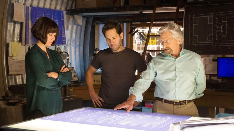 Gelingt es Hope Van Dyne (Evangeline Lilly), Scott Lang (Paul Rudd, M.) und Hank Pym (Michael Douglas) einen Plan zu entwickeln, mit dem sie den gefährlichen Prototypen aufhalten können? – Bild: RTL / ©2015 Marvel Gelingt es Hope Van Dyne (Evangeline Lilly), Scott Lang (Paul Rudd, M.) und Hank Pym (Michael Douglas) einen Plan zu entwickeln, mit dem sie den gefährlichen Prototypen aufhalten können? – Bild: RTL / ©2015 Marvel
