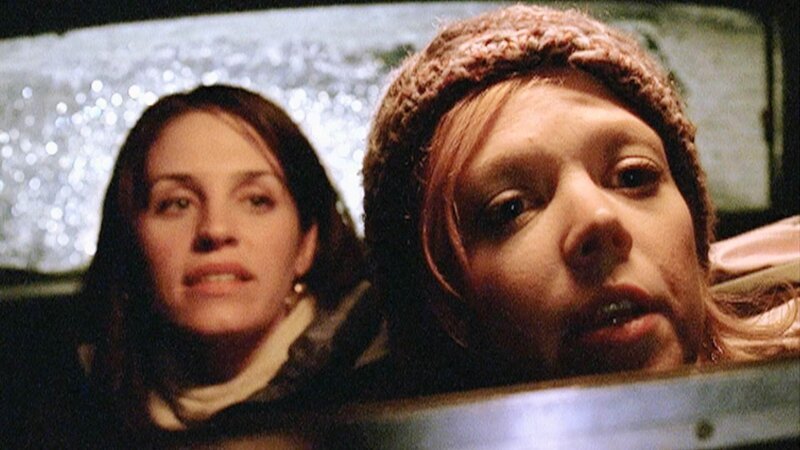 Ein Schneesturm über New York legt die Flughäfen lahm. Ein Taxi bringt Megan (Kristin Vogelsong, l.) und Alice (Emily Bergl) in ein zwielichtiges Hotel in Brooklyn. – Bild: RTL