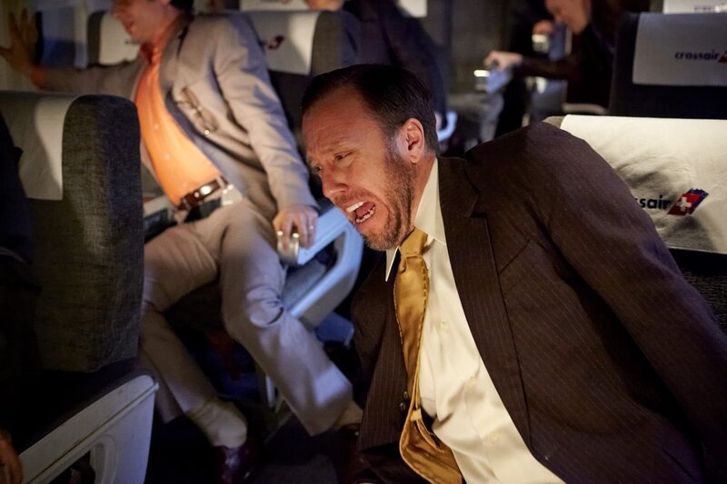 Reenactment – Die Passagiere sind entsetzt, als das Flugzeug auf den Boden stürzt. – Bild: PLURIMEDIA (Cineflix /​ Ian Watson)