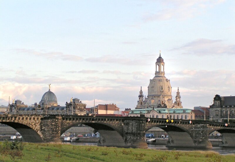 Sie ist wiedergeboren, die Seele von Dresden, wie die Einheimischen liebevoll ihre Frauenkirche nennen. Am 30. Oktober wird sie – nach 12 Jahren Bauzeit – eröffnet und ihre Pracht tausenden Besuchern darbieten. – Bild: MDR/​Eckert