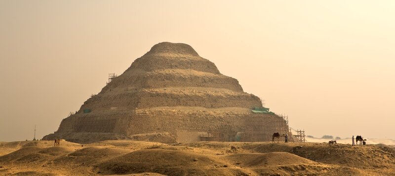 Die Stufenpyramide des Djoser in Saqqara, berühmtes Wahrzeichen, Ägypten. – Bild: Shutterstock /​ Shutterstock /​ Copyright (c) 2013 Shutterstock. No use without permission.