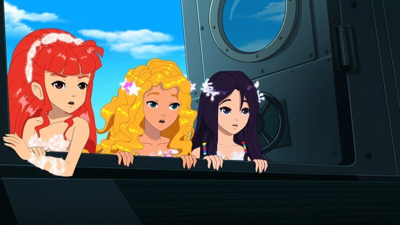Rikki, Emma und Cleo (v.l.n.r.) befreien Lewis aus dem U-Boot, in dem er eingeschlossen gewesen ist. – Bild: ZDF/​Les Cartooneurs Associés