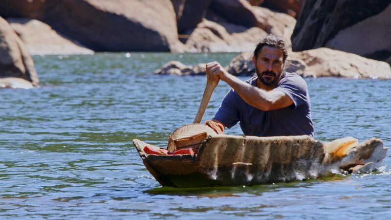 Hazen Audel paddelt in einem Kanu durch einen Fluss (National Geographic) – Bild: National Geographic /​ National Geographic