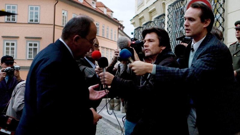 Außenminister Hans-Dietrich Genscher (Jan Kostroun, li.) wird von Reportern umlagert, als er die Botschaft betritt. – Bild: TVNOW /​ Horricks