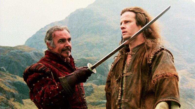 Connor McLeod (Christopher Lambert,r.) wird von Juan Sánchez Villa-Lobos Ramírez (Sean Connery), der vor 2437 Jahren geboren wurde, zu einem Meister mit dem Schwert ausgebildet. – Bild: MDR/​BetaFilm